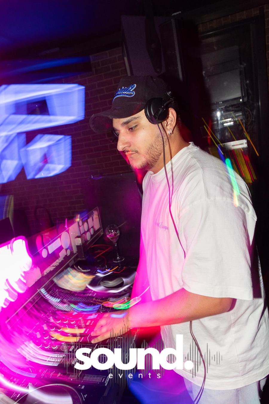 Koray Khalifa an den Decks während eines Sets