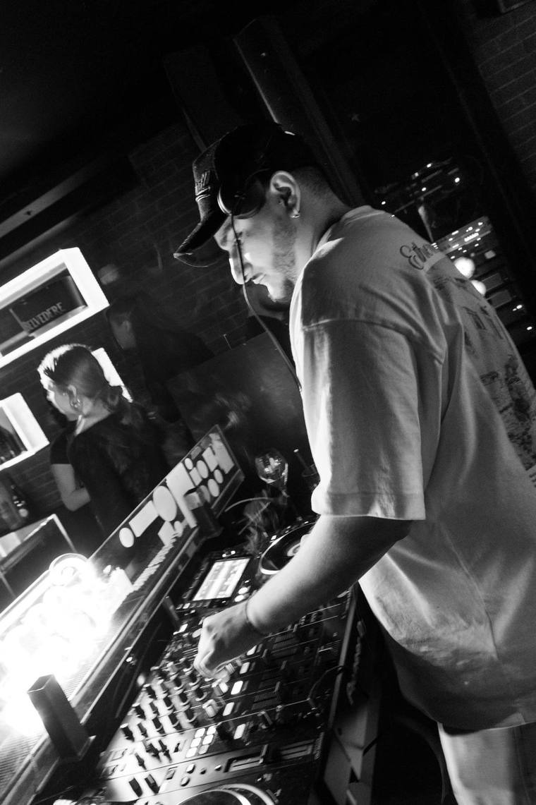 Koray Khalifa am Mixer, Schwarz-Weiss-Aufnahme